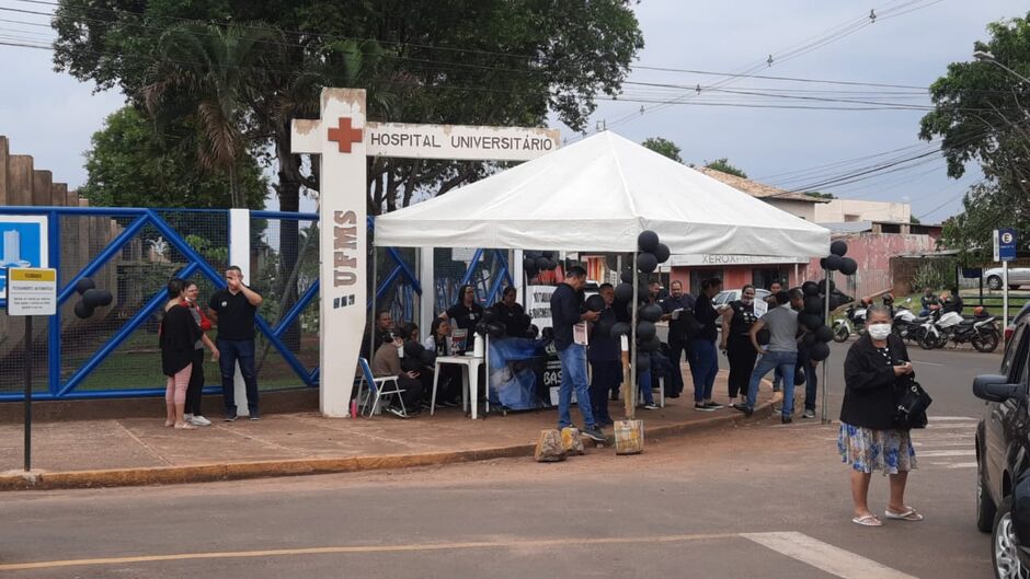 Funcionários acampam em frente ao hospital 