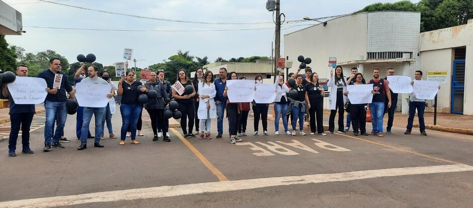 Funcionários acampam em frente ao hospital 