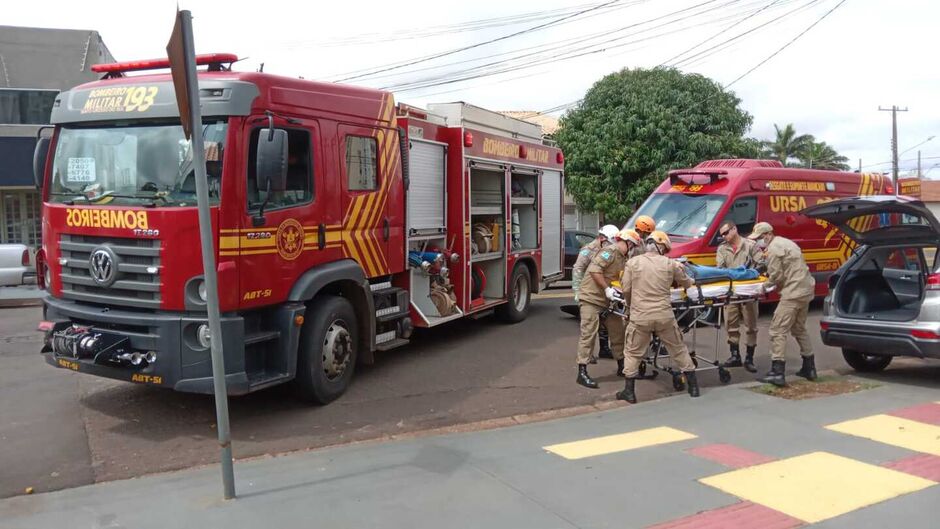 Momento em que condutora atinge poste