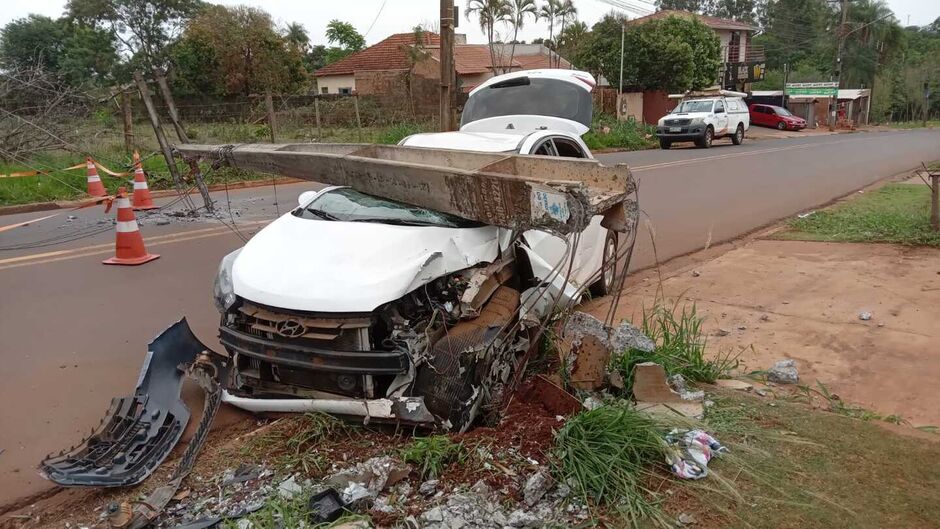 O veículo ficou destruído