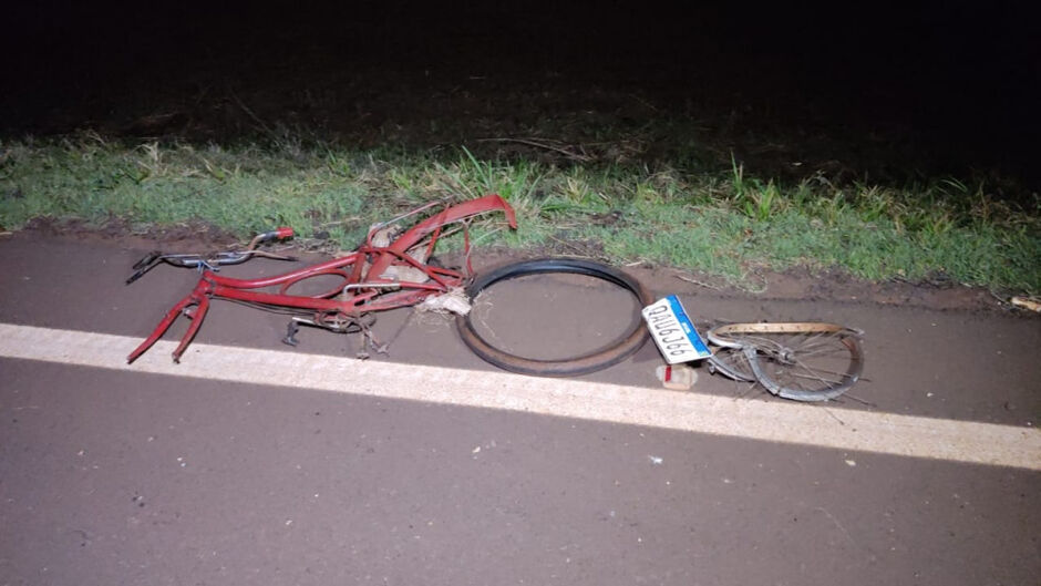 A bicicleta ficou destruída no local