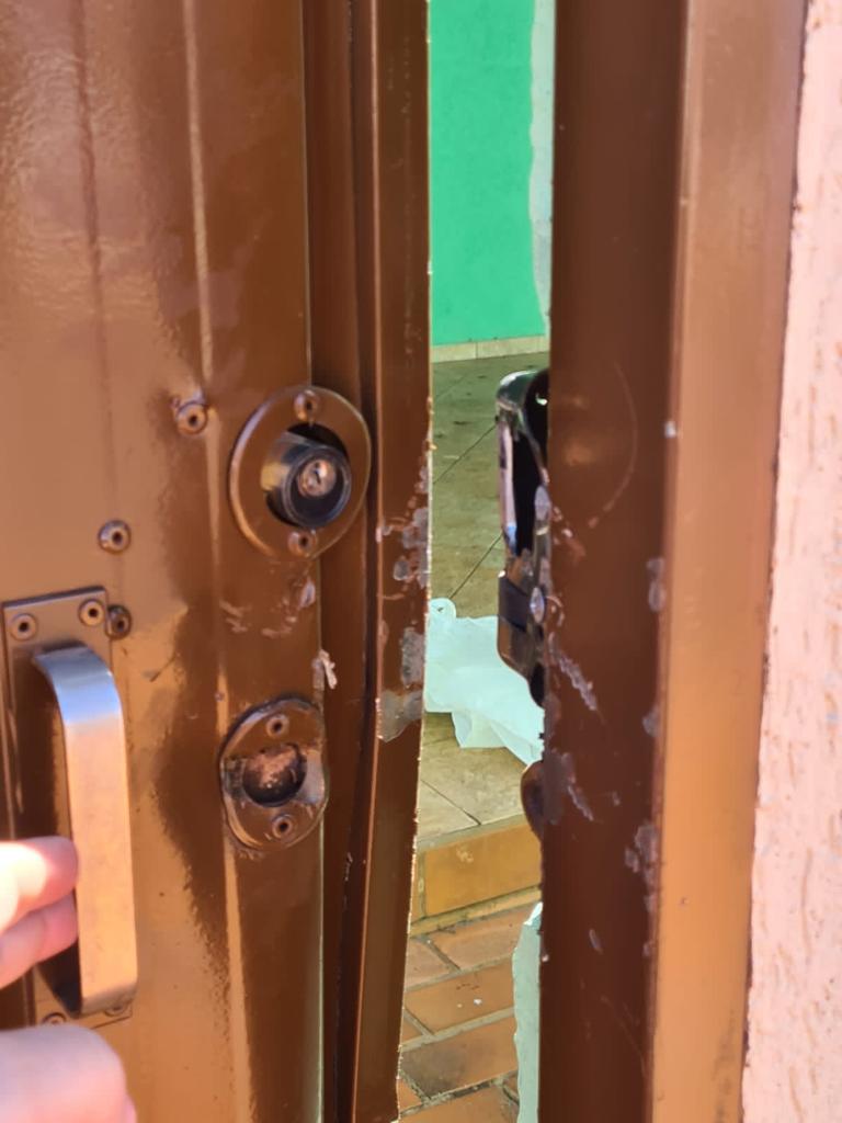 Ladrão usou barra de ferro para tentar entrar na casa