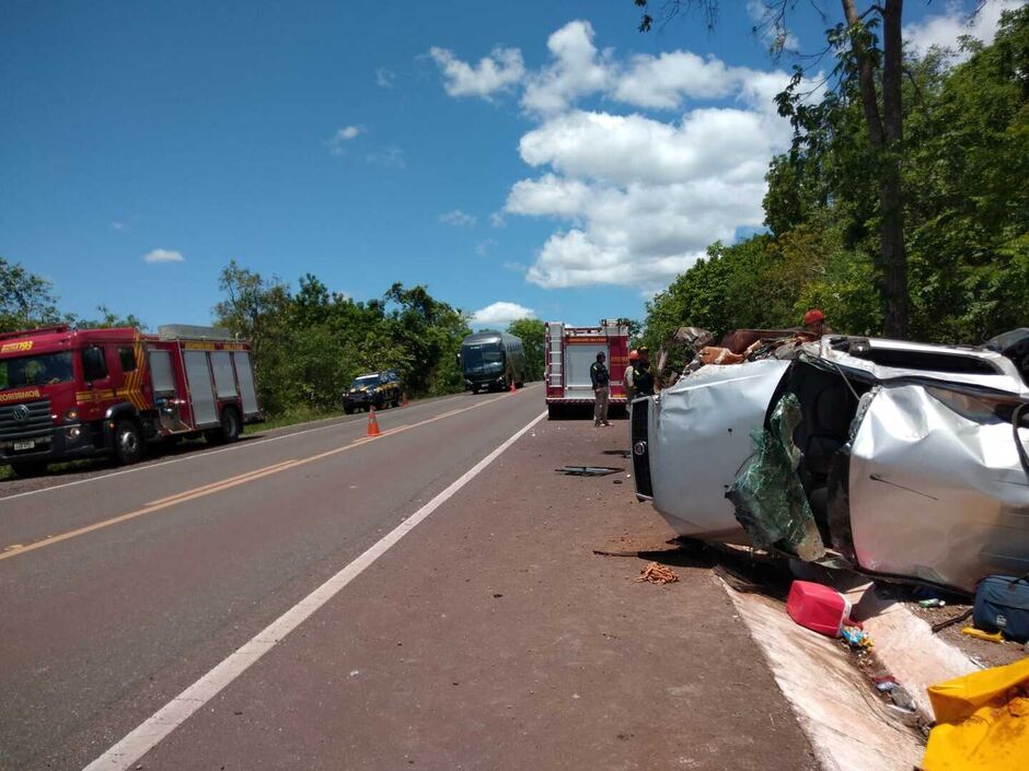 Veículo ficou tombado lateralmente às margens da rodovia