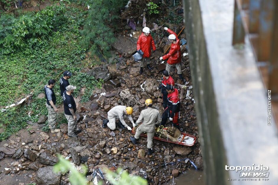 Informações dão conta de que se trata do cadáver de uma mulher