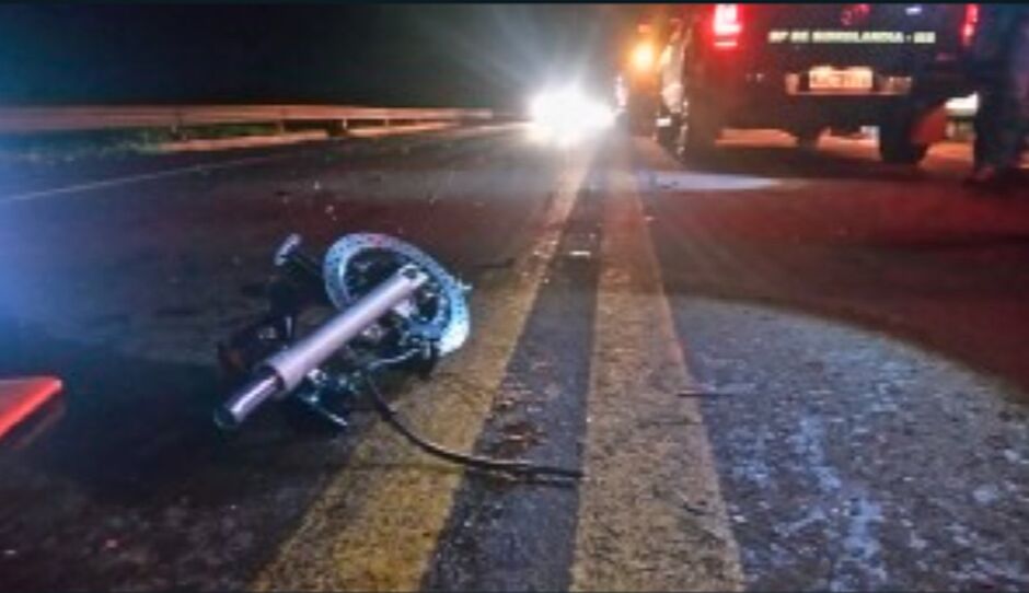 Motociclista foi lançado na pista da BR-060