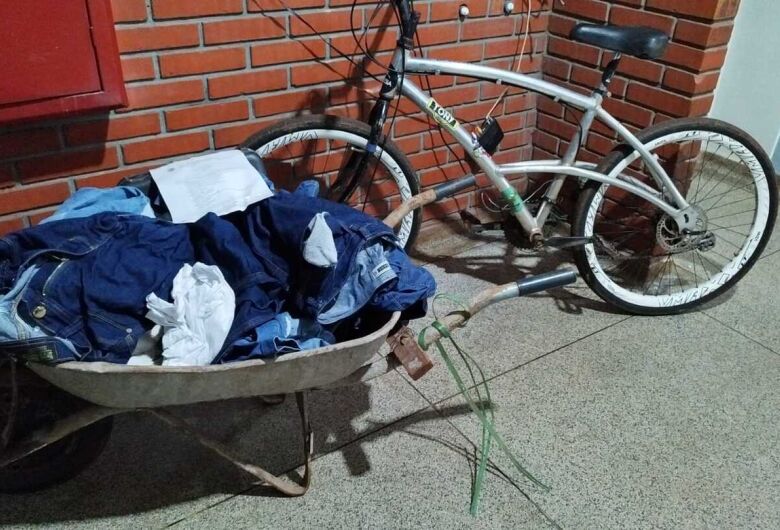 Polícia encontrou ladrão carregando os objetos furtados no carrinho de mão
