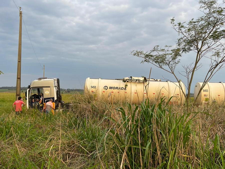 Carreta parou às margens da pista