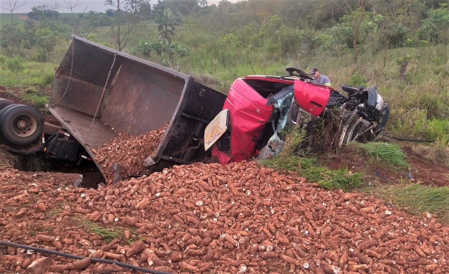 Carreta ficou destruída