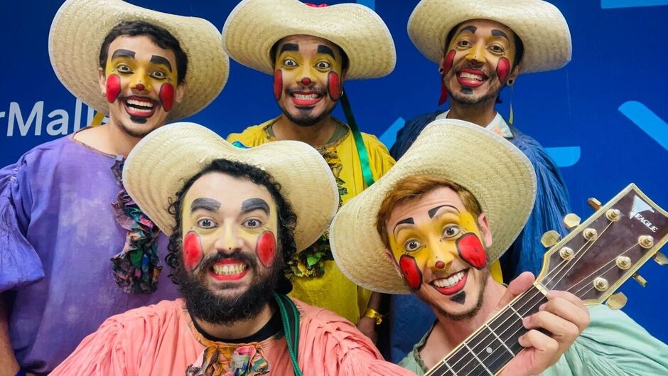 Grupo Ubu se apresenta com cantoria para a criançada em dois shoppings da Capital