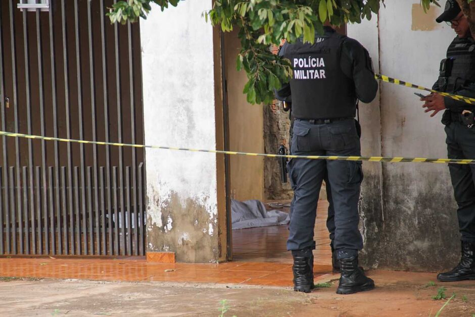 Familiares não aceitaram falar com a equipe de reportagem e estão muito abalados no local