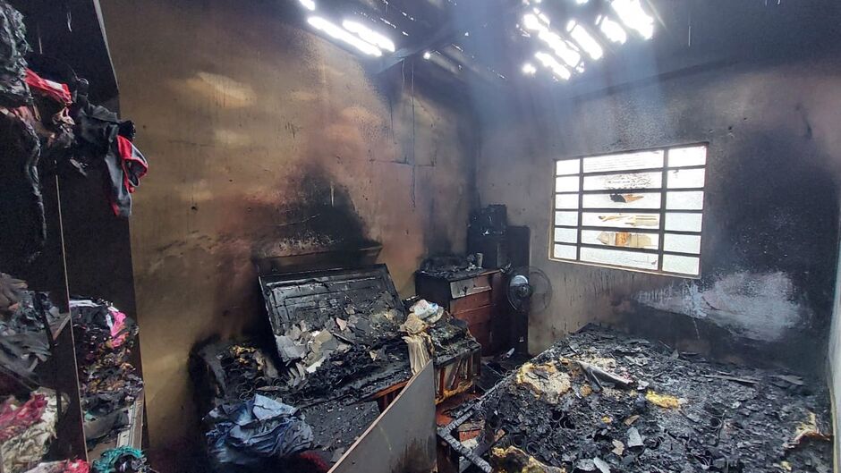 Fogo consumiu tudo o que estava no quarto