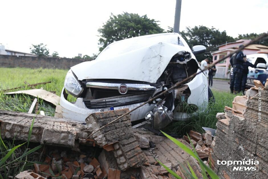 Homem só parou quando colidiu com o muro de um terreno