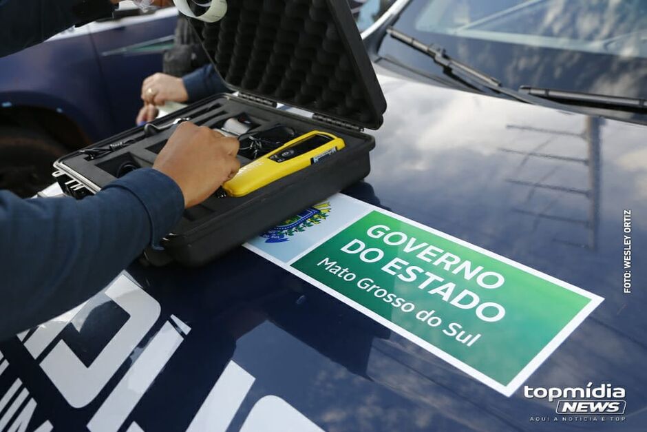 Homem só parou quando colidiu com o muro de um terreno