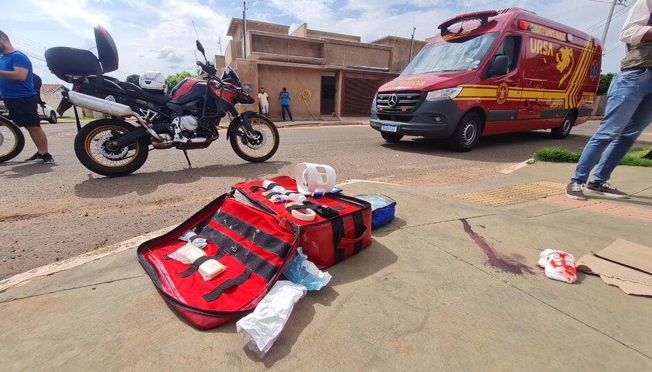 A motociclista teve fratura exposta e o motorista fugiu sem prestar socorro, mas placa do carro caiu no local