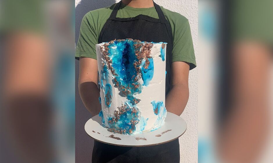 O confeiteiro Guilherme sonha em ter o próprio ateliê