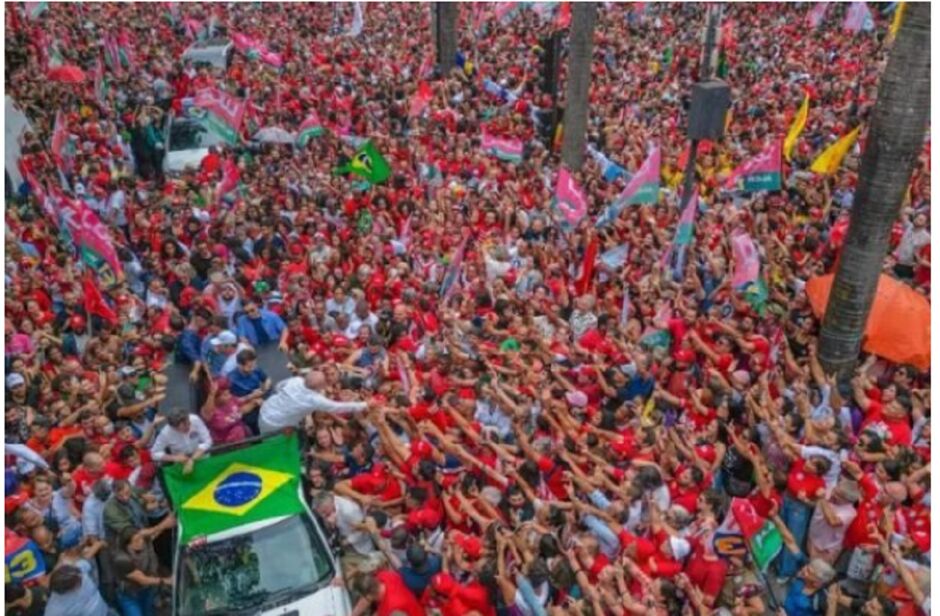 Ruas lotaram em prol de Lula em MG e SP