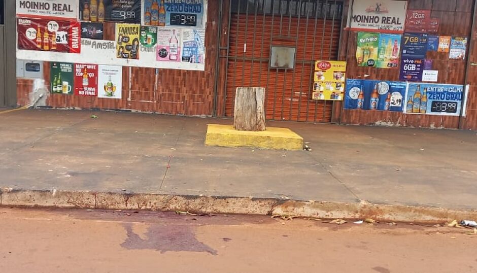 Sangue da vítima manchou rua de conveniência 