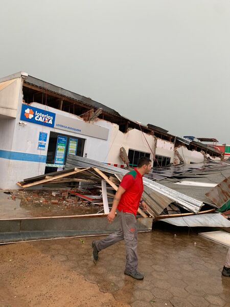 Cobertura cedeu e caiu em cima de picape 