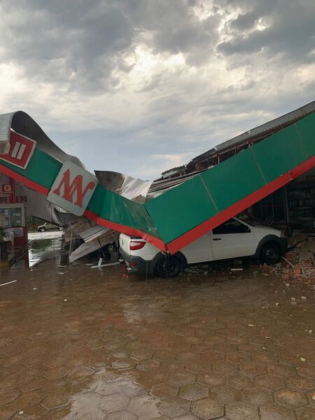 Cobertura cedeu e caiu em cima de picape 