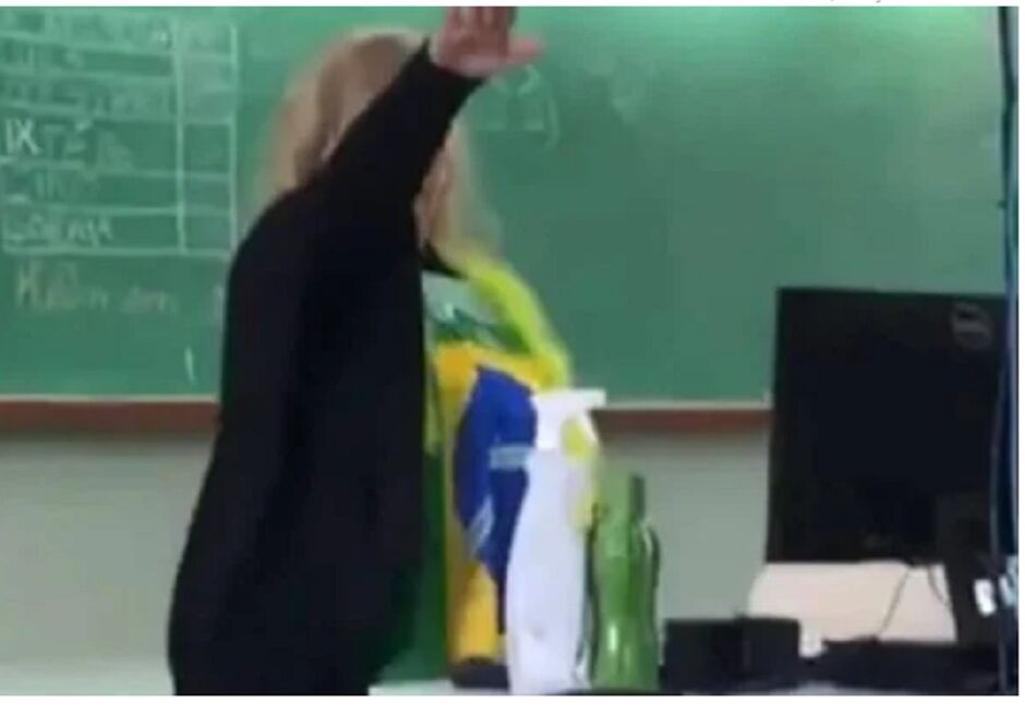 Professora foi filmada fazendo o gesto