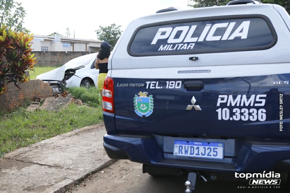 Homem só parou quando colidiu com o muro de um terreno