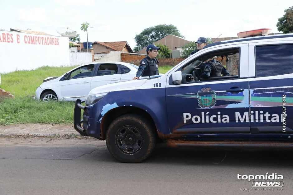 Homem só parou quando colidiu com o muro de um terreno