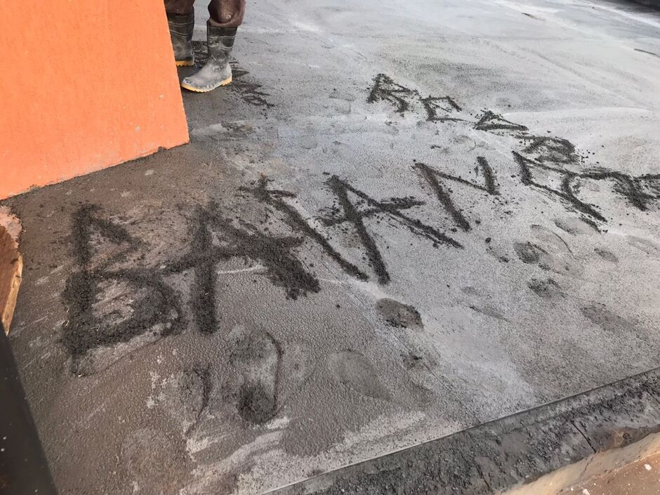 Frases foram escritas no cimento fresco