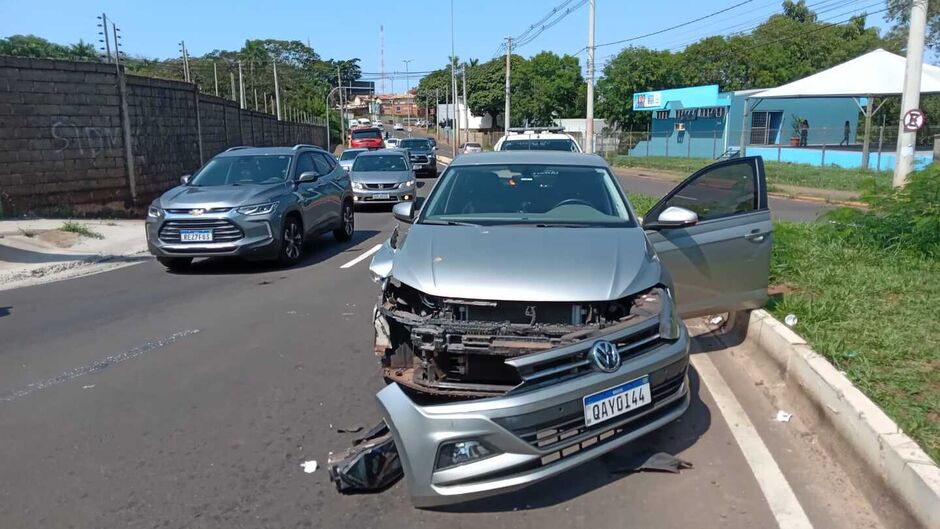 A frente do veículo ficou destruída