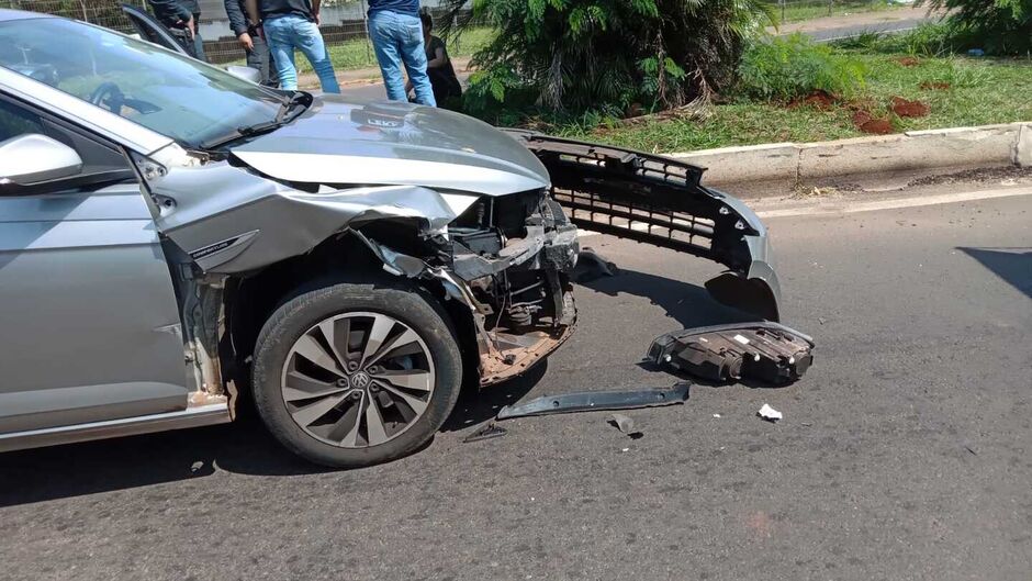 A frente do veículo ficou destruída