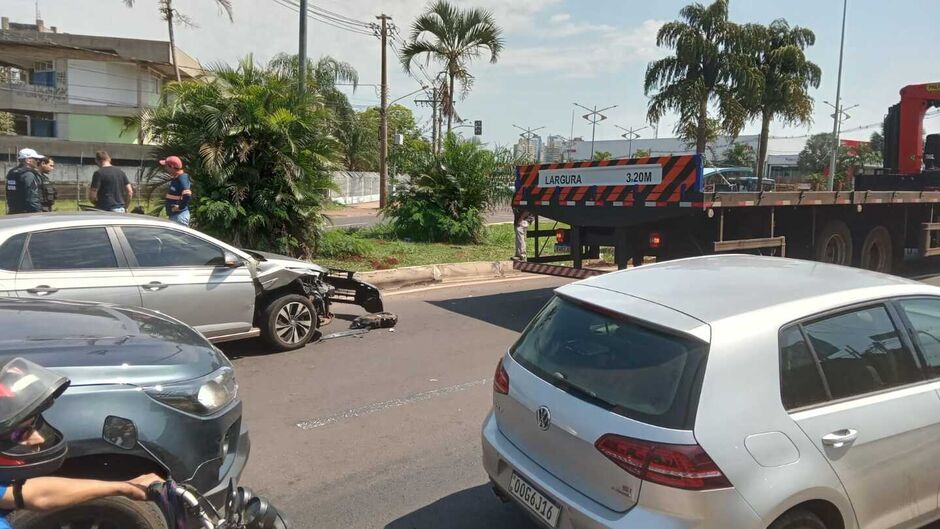 A frente do veículo ficou destruída