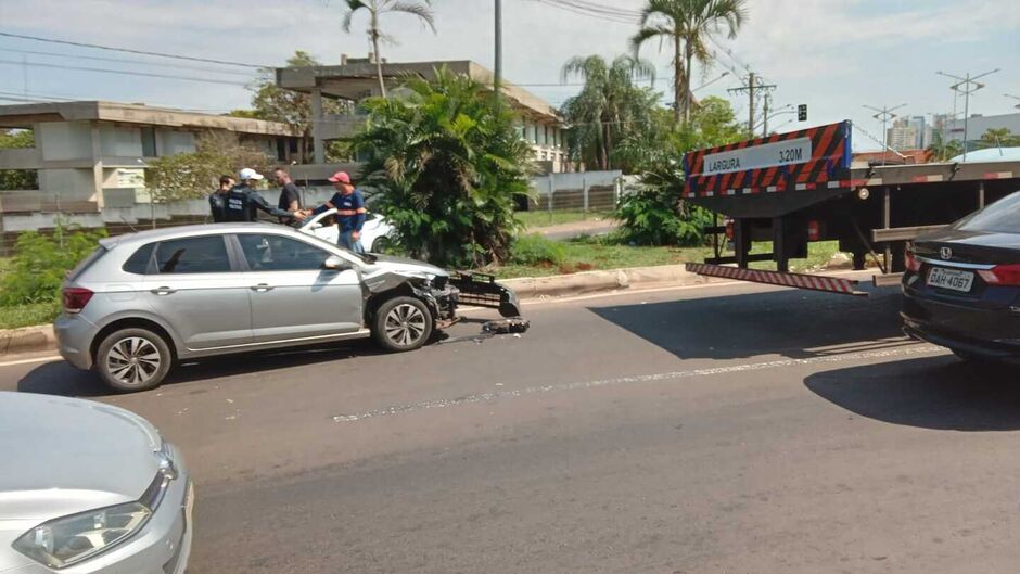 A frente do veículo ficou destruída