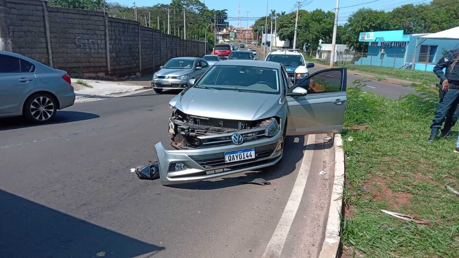 A frente do veículo ficou destruída