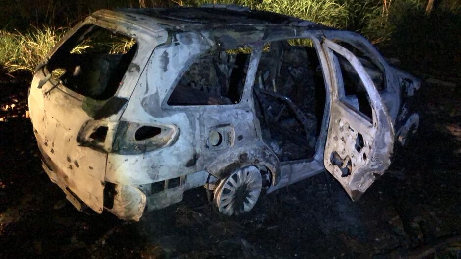 Carro ficou destruído