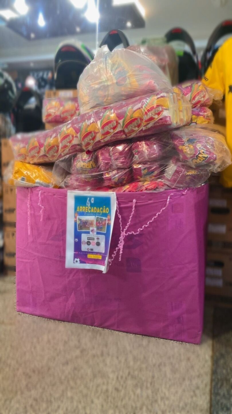 Grupo arrecada brinquedos e doces para crianças