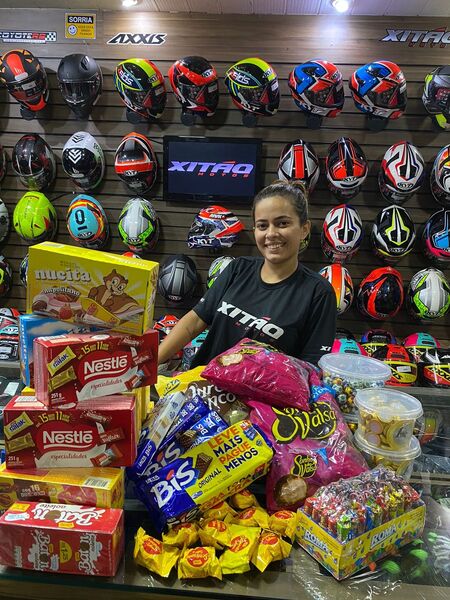 Grupo arrecada brinquedos e doces para crianças