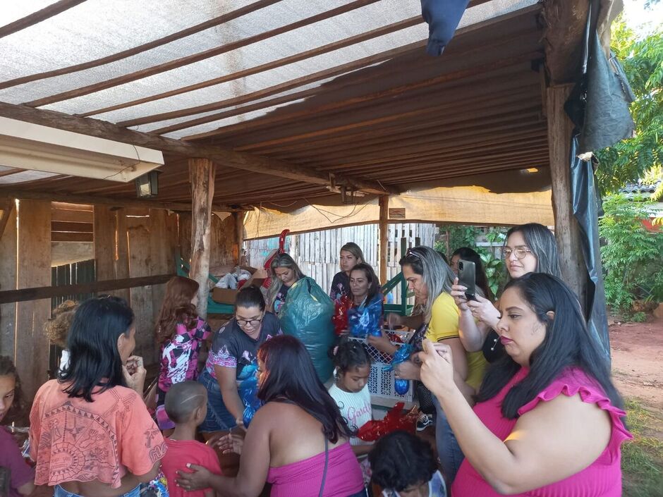 Grupo arrecada brinquedos e doces para crianças