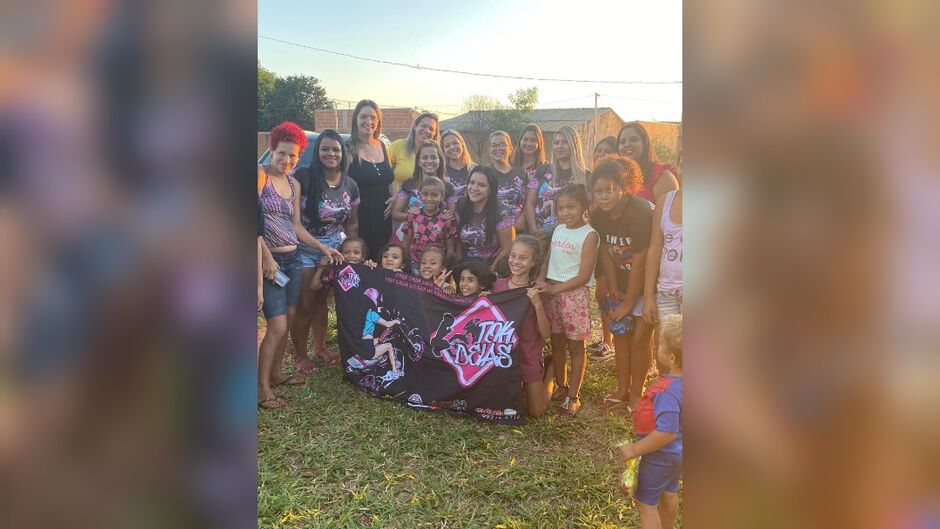 Grupo arrecada brinquedos e doces para crianças