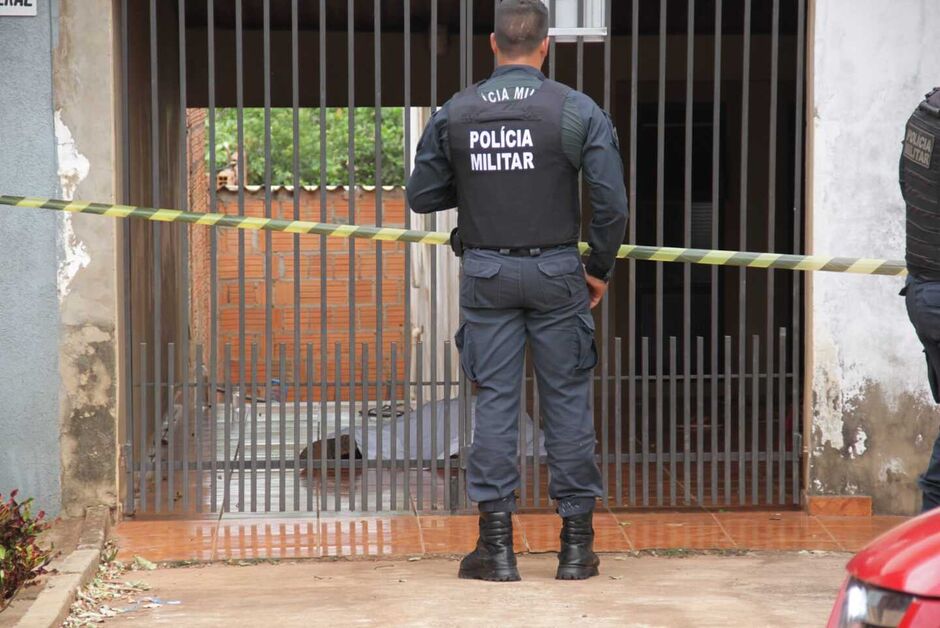 Morte aconteceu dentro da residência e adolescente teria visto a cena