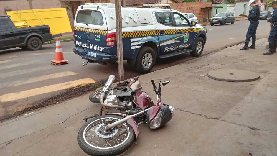 O condutor ficou na calçada aguardando resgate