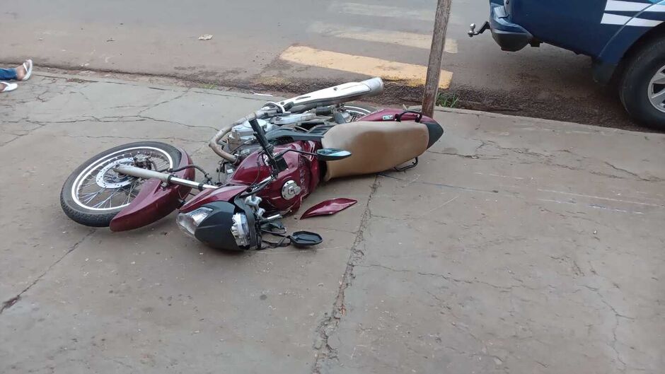 O condutor ficou na calçada aguardando resgate