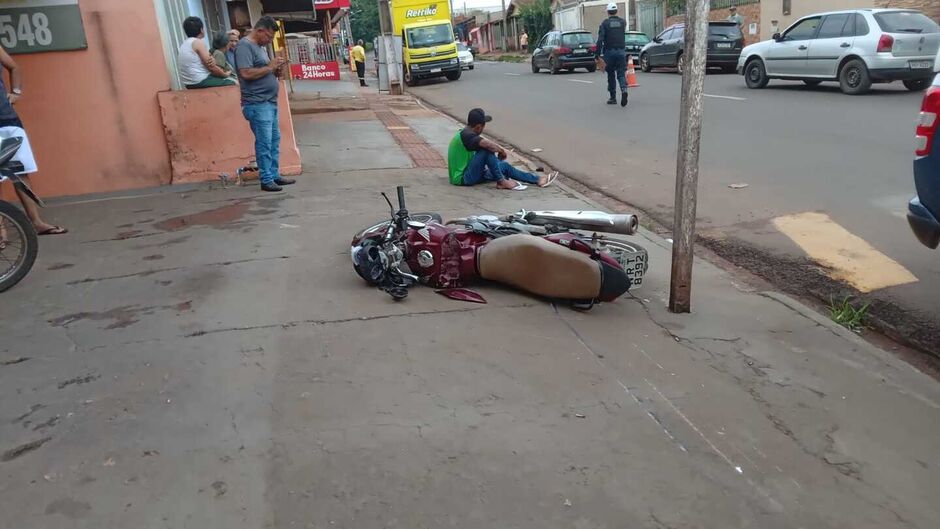 O condutor ficou na calçada aguardando resgate