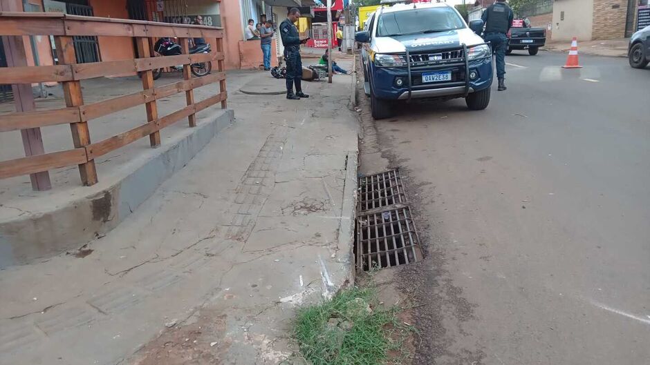 O condutor ficou na calçada aguardando resgate