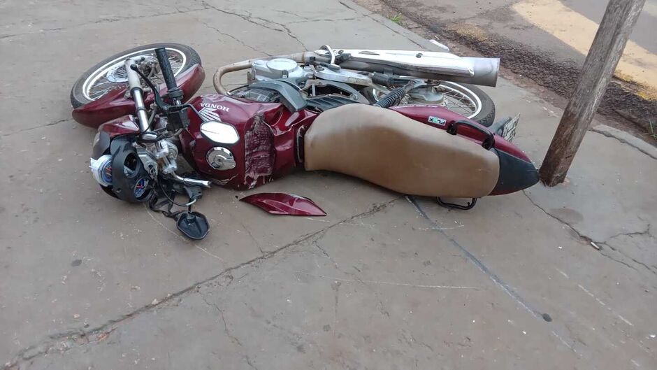 O condutor ficou na calçada aguardando resgate
