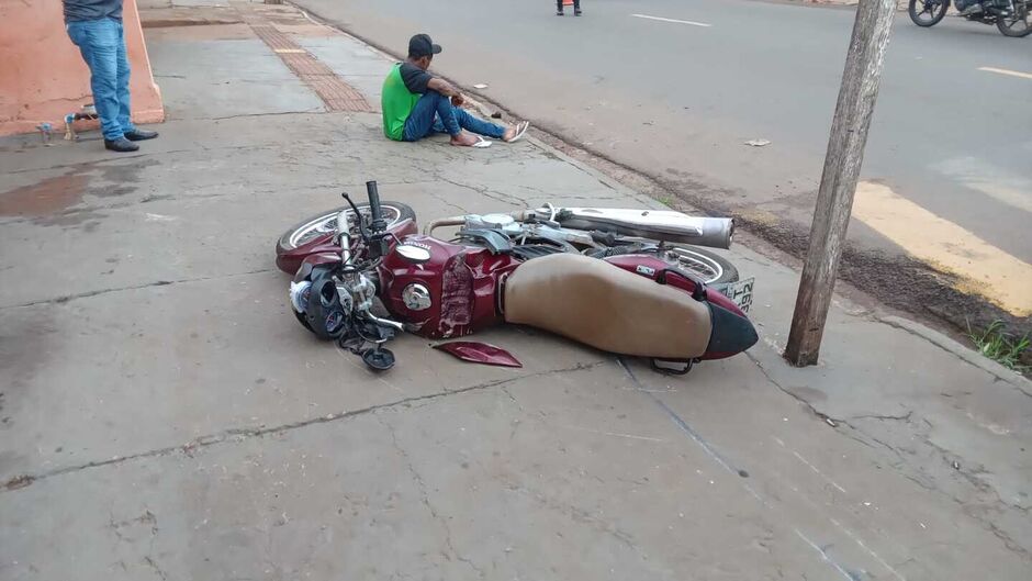 O condutor ficou na calçada aguardando resgate