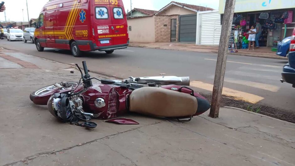 O condutor ficou na calçada aguardando resgate