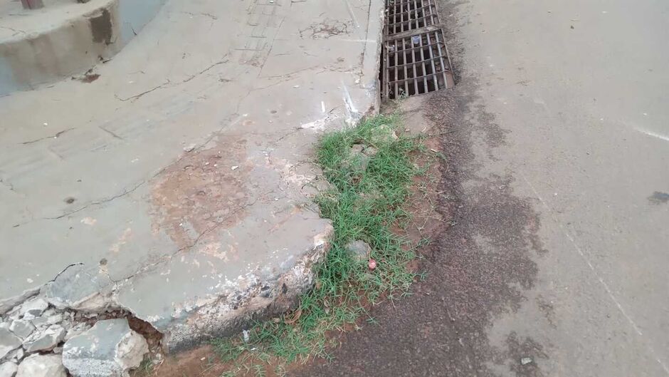 O condutor ficou na calçada aguardando resgate