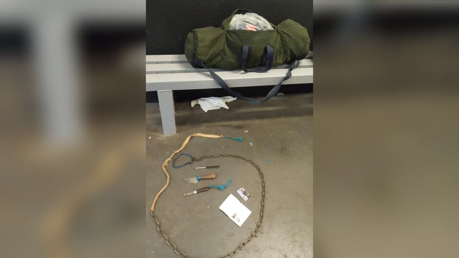 Chicote e objetos encontrados com o rapaz preso