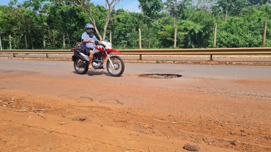 Dezenas de automóveis são vítimas do buraco