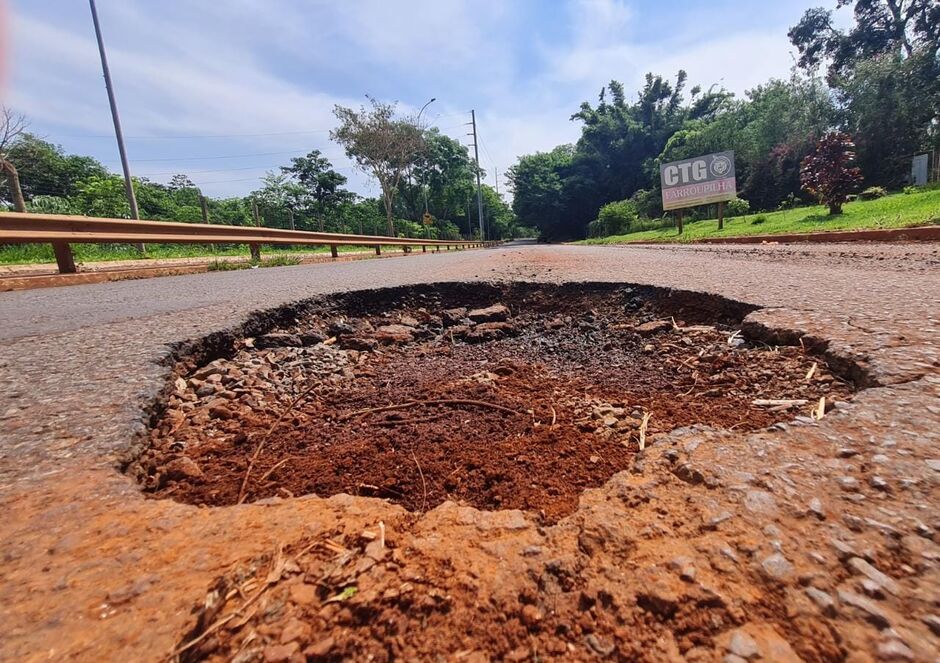 Dezenas de automóveis são vítimas do buraco