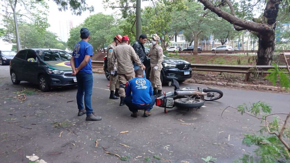 O motociclista foi socorrido pelo Corpo de Bombeiros 